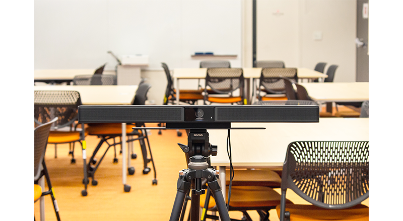 オールインワンデバイスはUSBでつなぐだけで即WEB会議が可能になります。